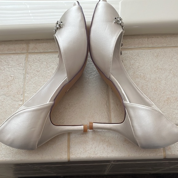 Elegant White Peep-Toe Heels with Crystal Embellishments - Picture 4 of 6
